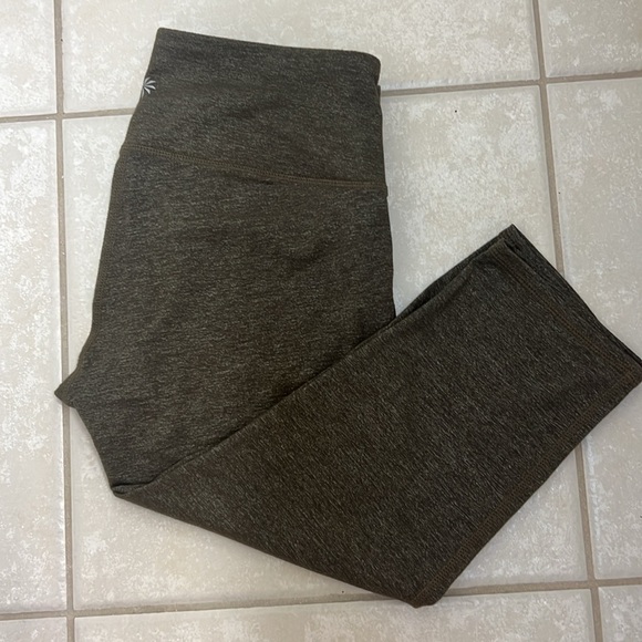 Athleta Cropped 17” Leggings, Size XS EUC - Picture 4 of 10